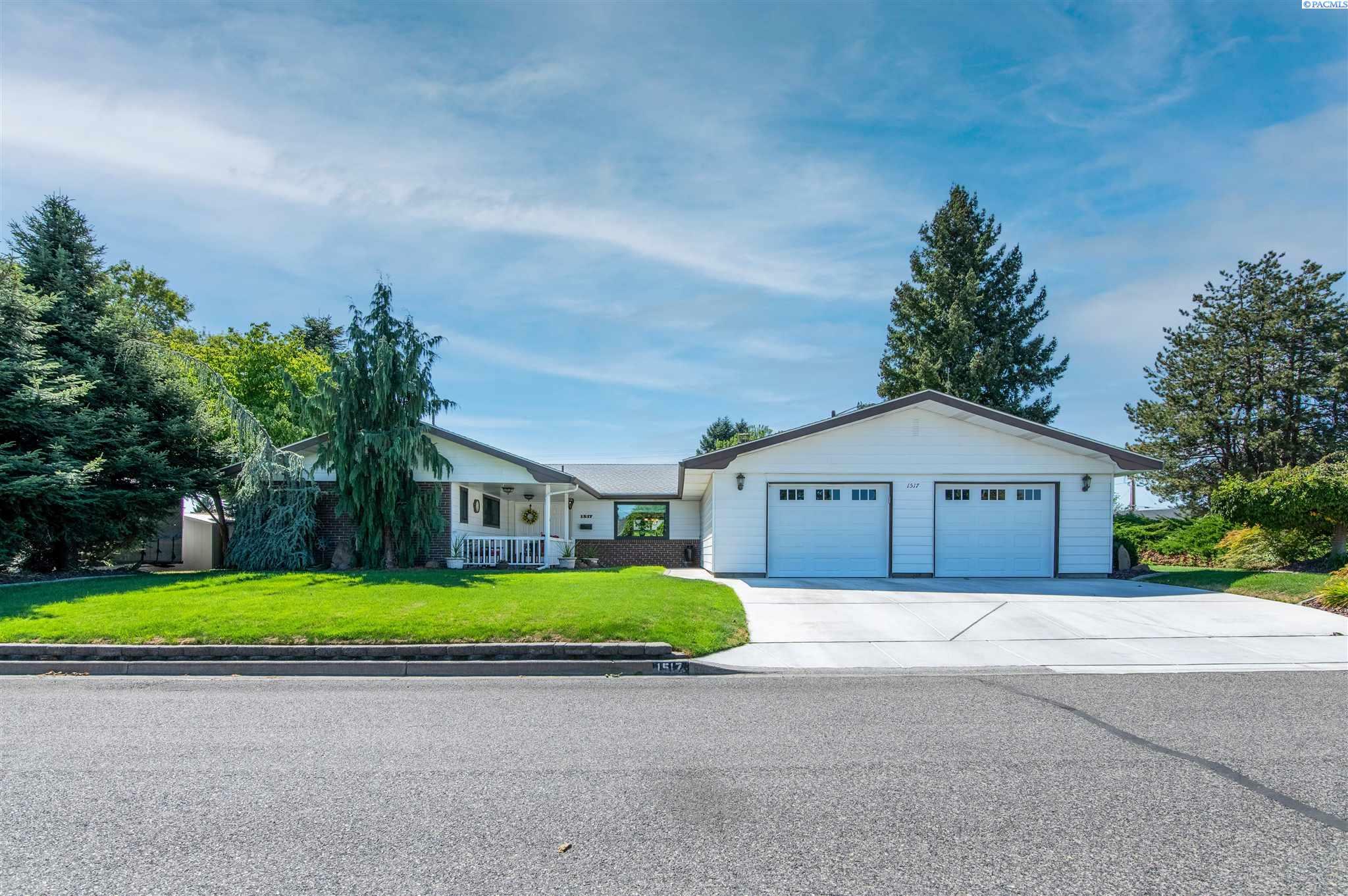 Property Photo:  1517 Torthay Place  WA 99354 