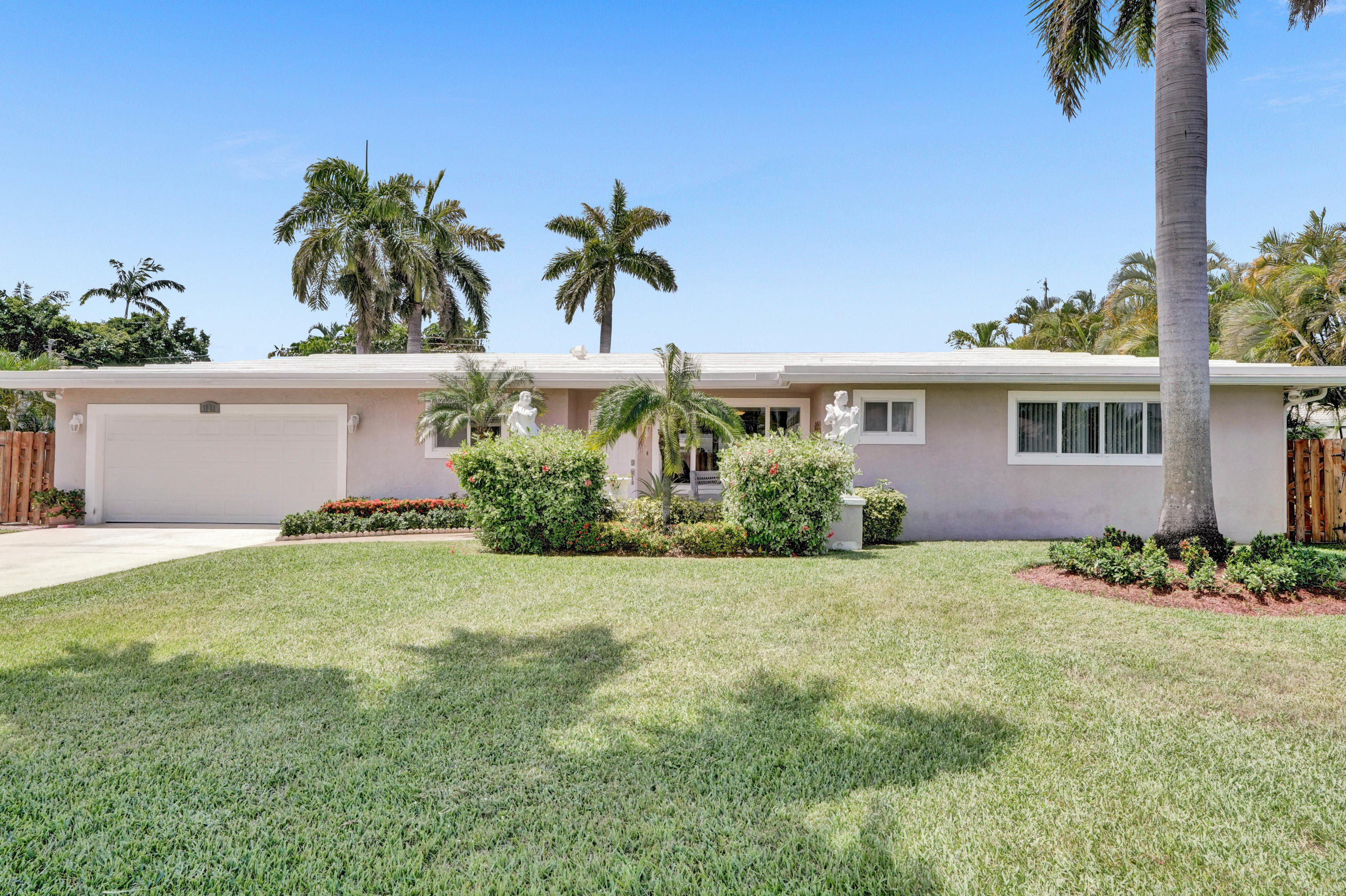 Property Photo: 1011 SE 10th Court FL 33441