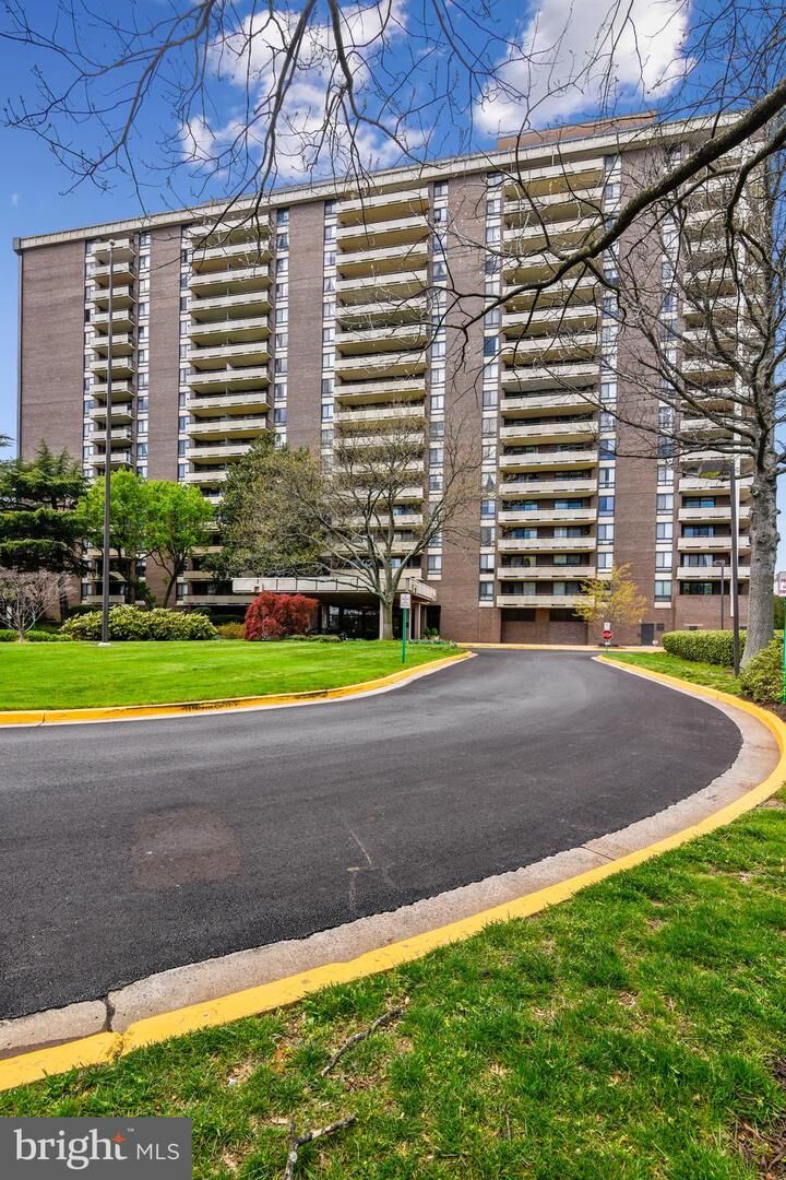 Property Photo:  1800 Old Meadow Road 1616  VA 22102 