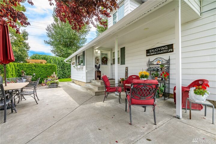 Property Photo: 8429 Nooksack Rd WA 98247