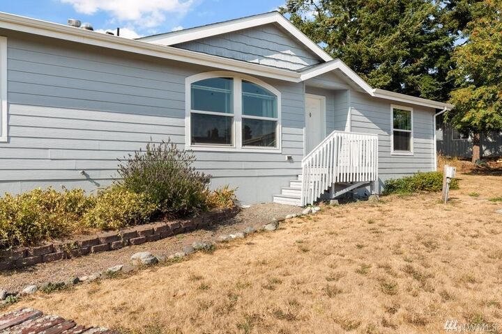 Property Photo: 916 Shawn Ave WA 98277