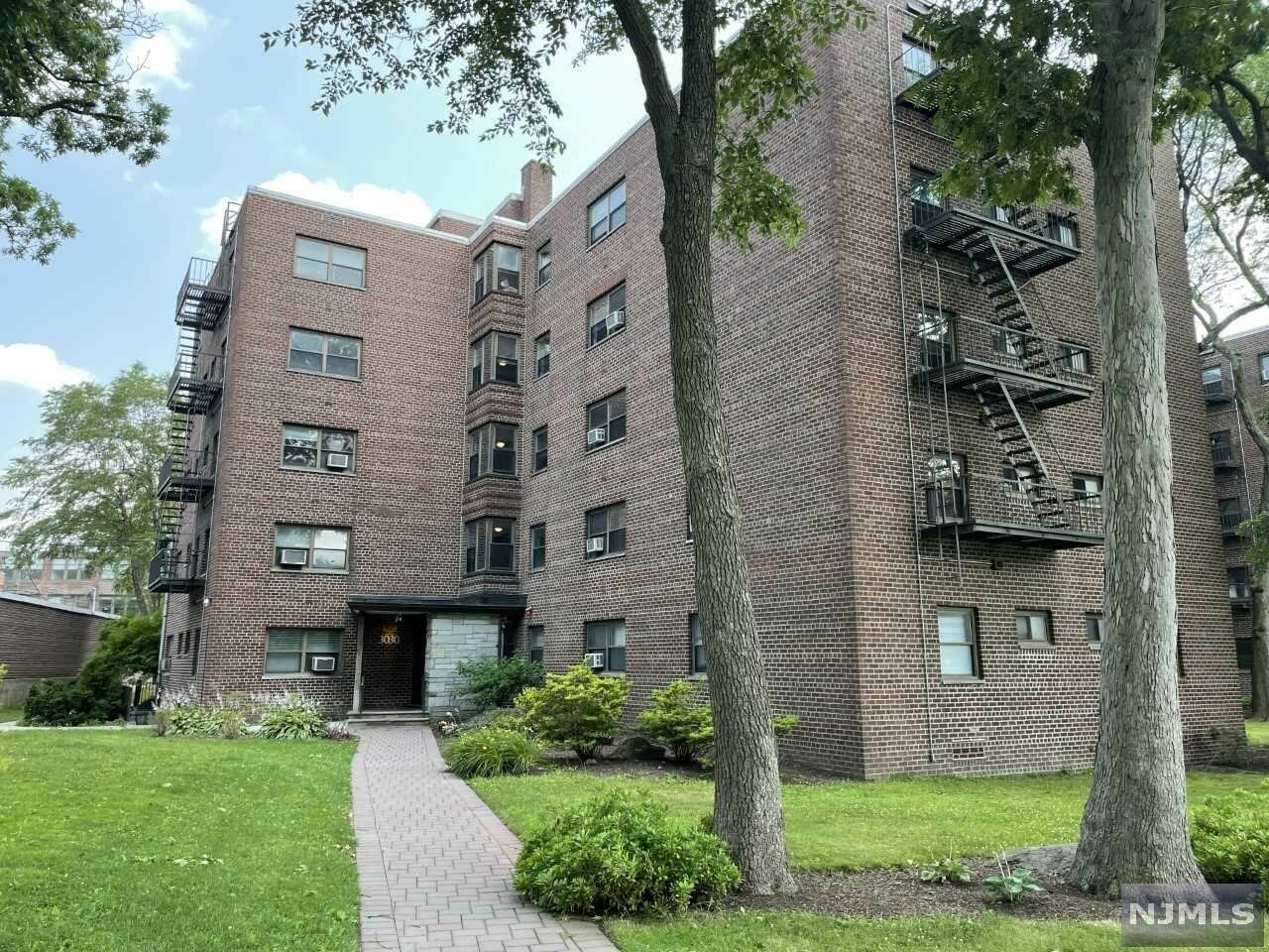 Property Photo: 3030 Edwin Avenue #4J NJ 07024
