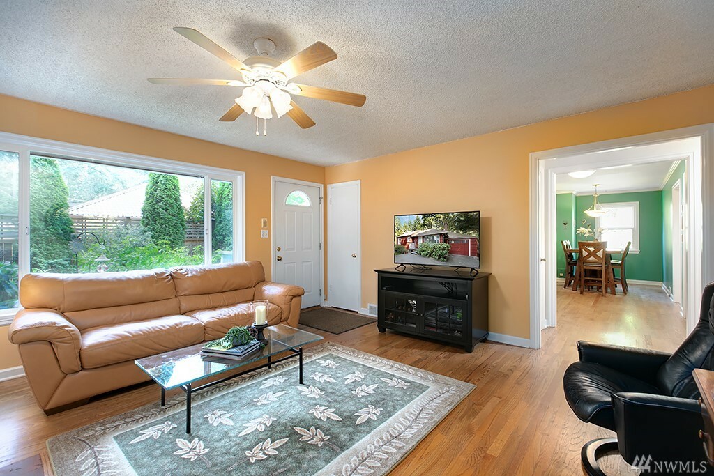 Property Photo:  15030 Dayton Ave N  WA 98133 