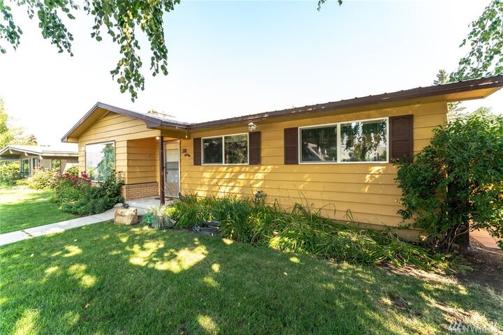 Property Photo:  411 E Allen Ave  WA 98816 