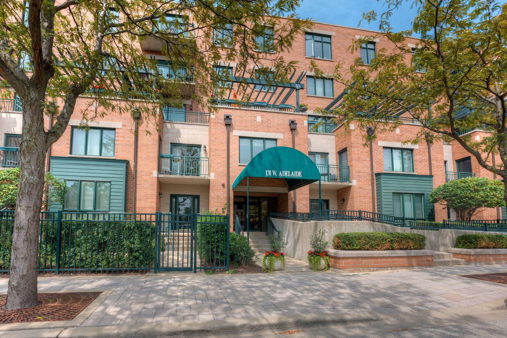 Property Photo: 131 W Adelaide Street 403 IL 60126