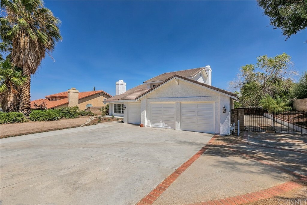 Property Photo:  41444 Jacaranda Street  CA 93551 