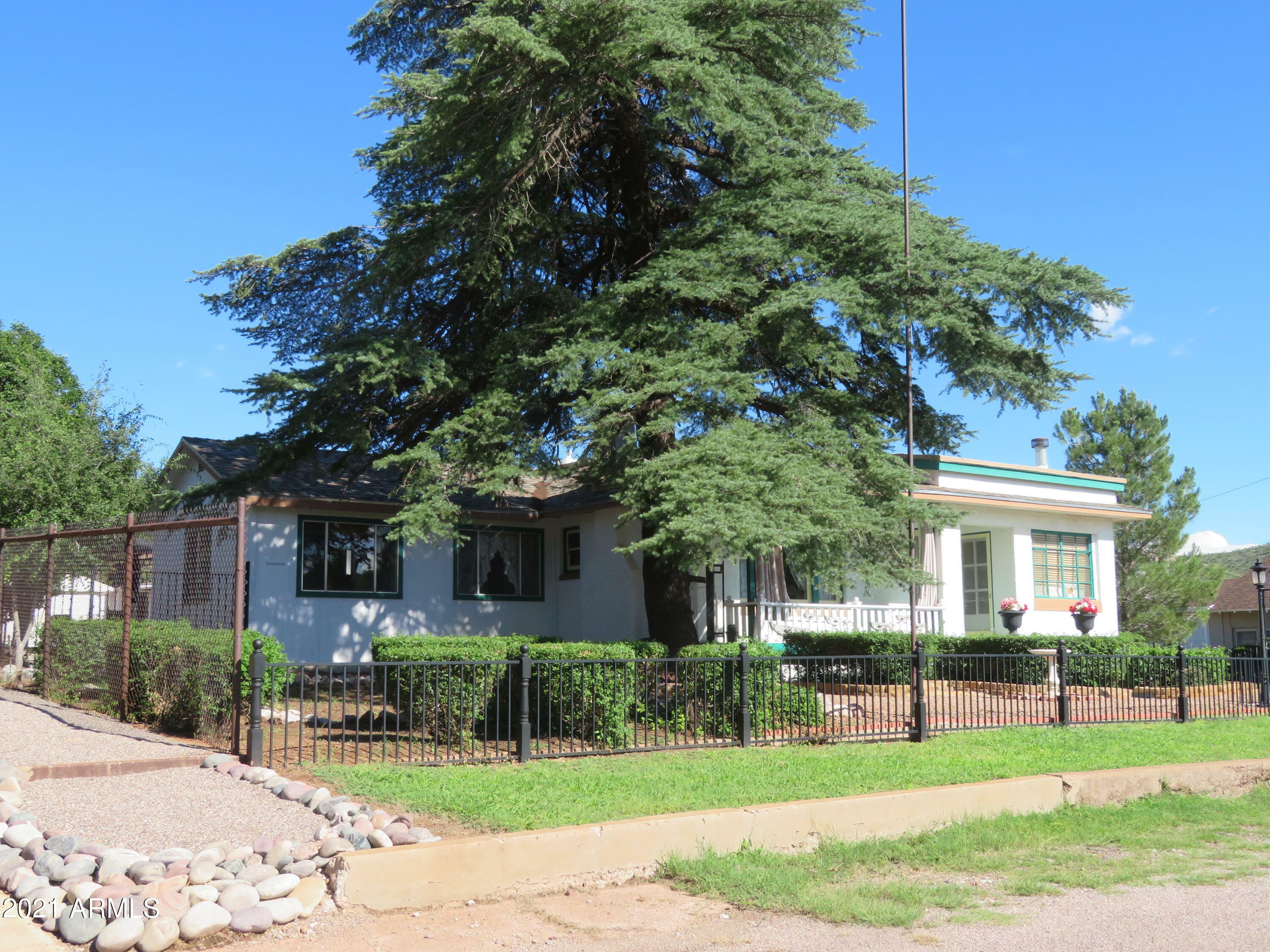 Property Photo:  600 Hovland Street  AZ 85603 