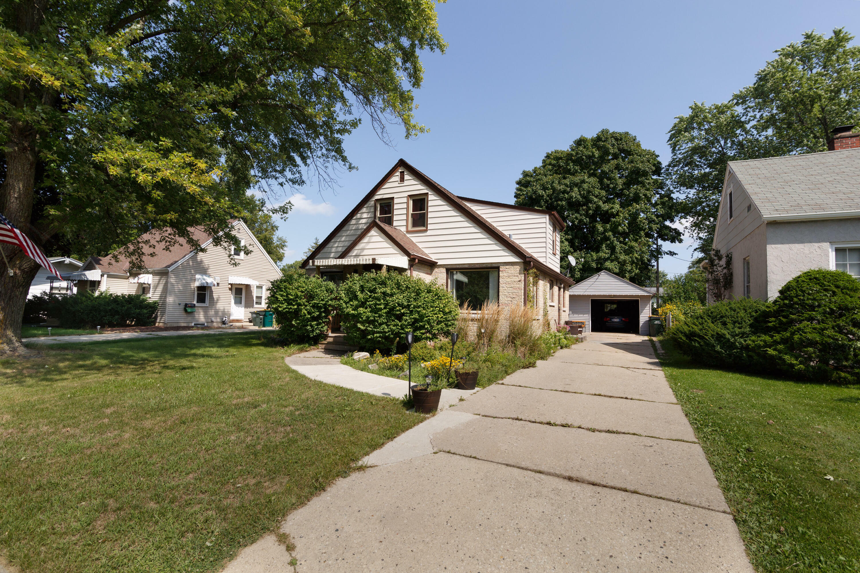 Property Photo:  1137 N 12th Ave  WI 53090 