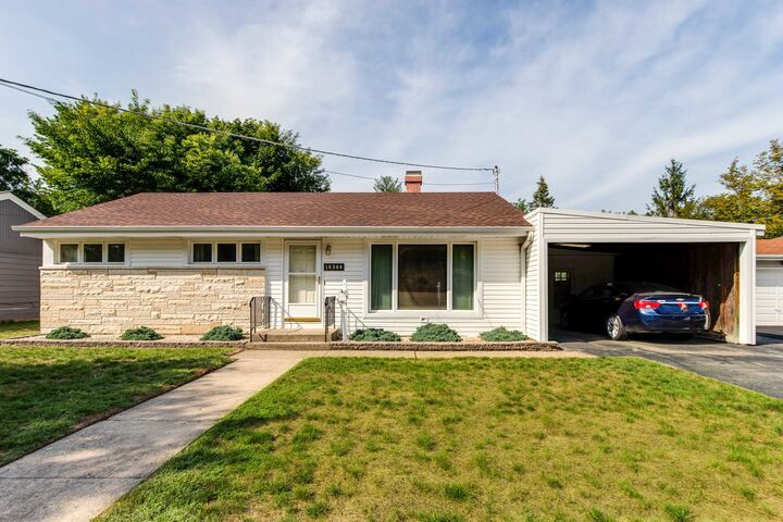 16380 W Arlington Drive  Libertyville IL 60048 photo