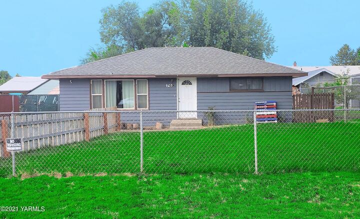 703 W Viola Ave  Yakima WA 98902 photo