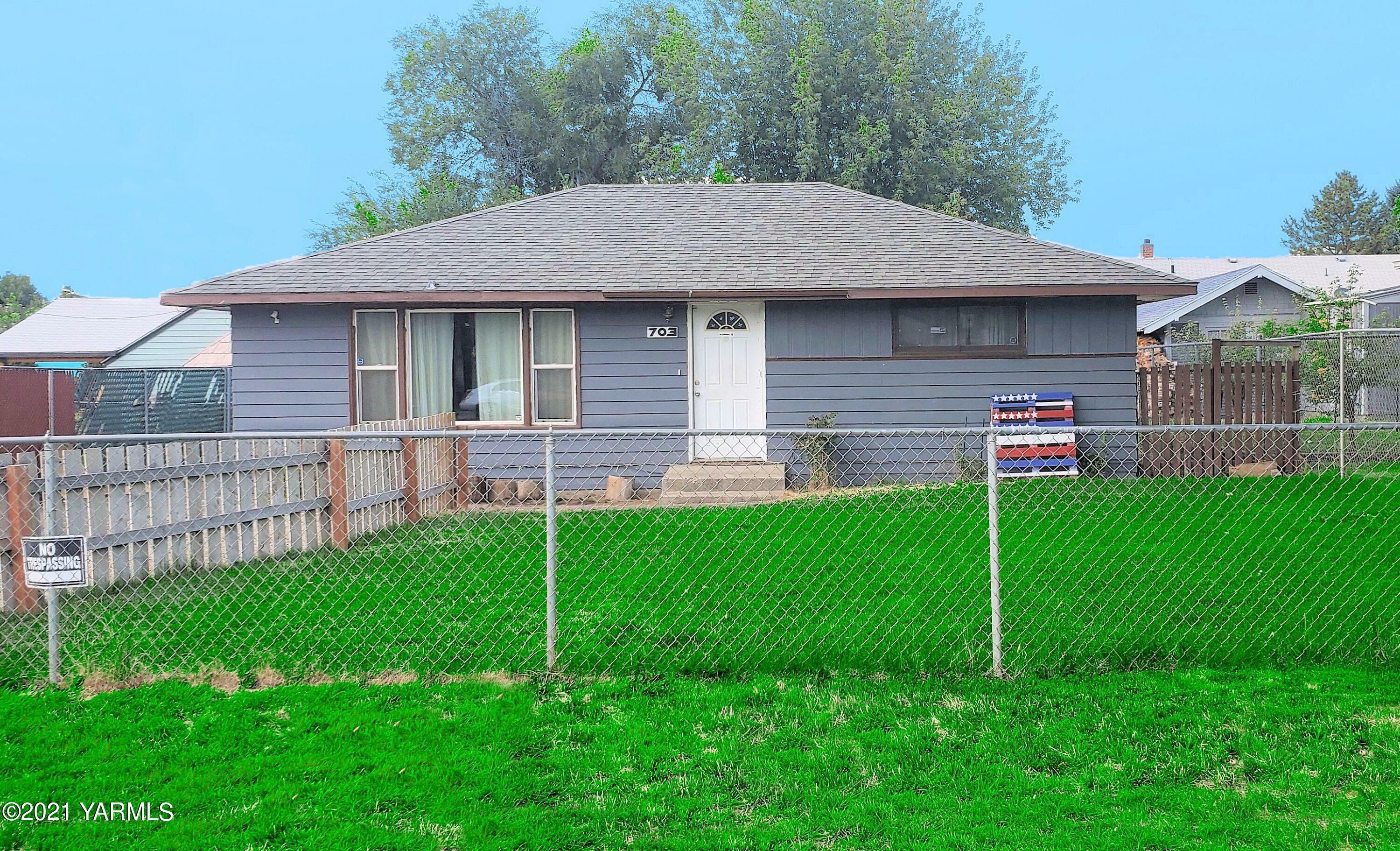 Property Photo: 703 W Viola Ave WA 98902