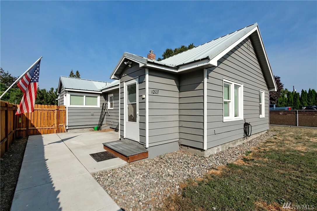 Property Photo:  1207 N Okanogan St  WA 98926 