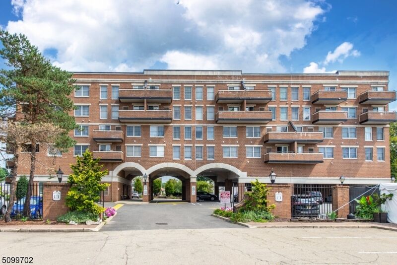 Property Photo:  5 Iron Forge Sq 5  NJ 07442 