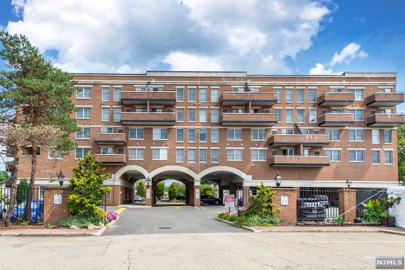 Property Photo:  5 Iron Forge Square 5  NJ 07442 