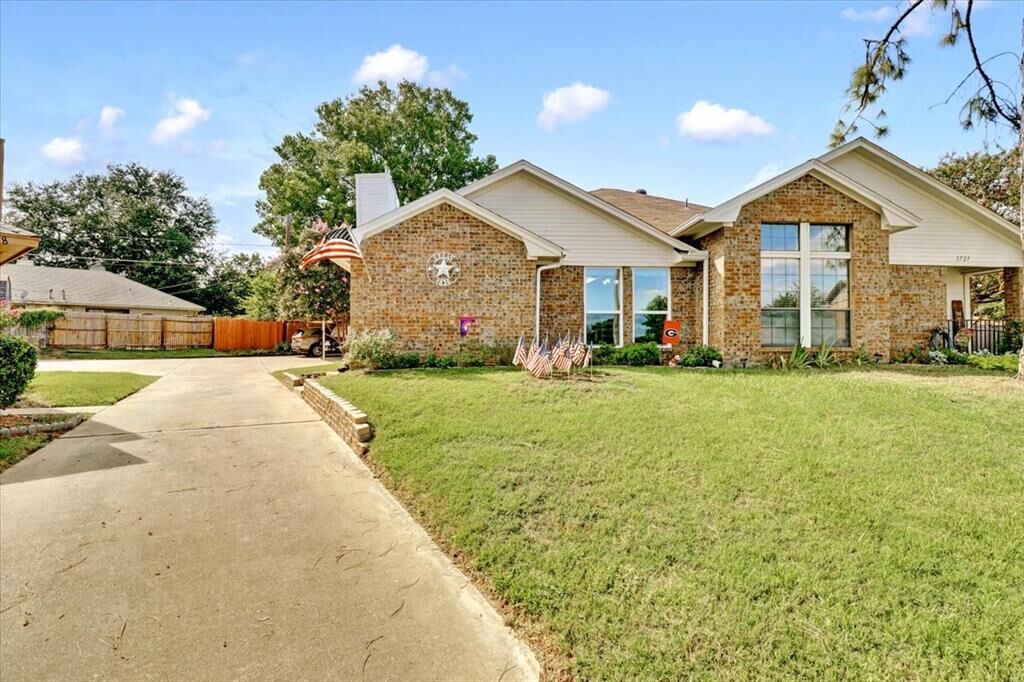 Property Photo:  5729 Red Cactus Court  TX 76017 