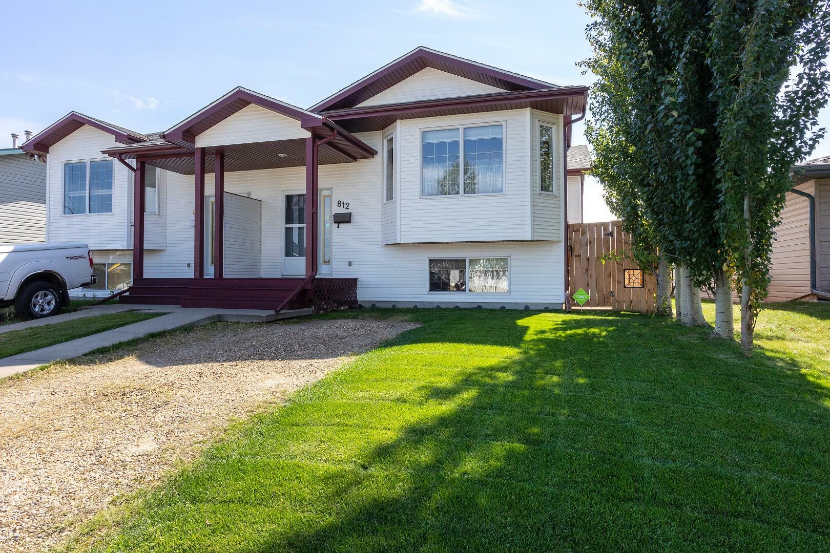 Property Photo: 812 Lancaster Drive AB T4R 2S9