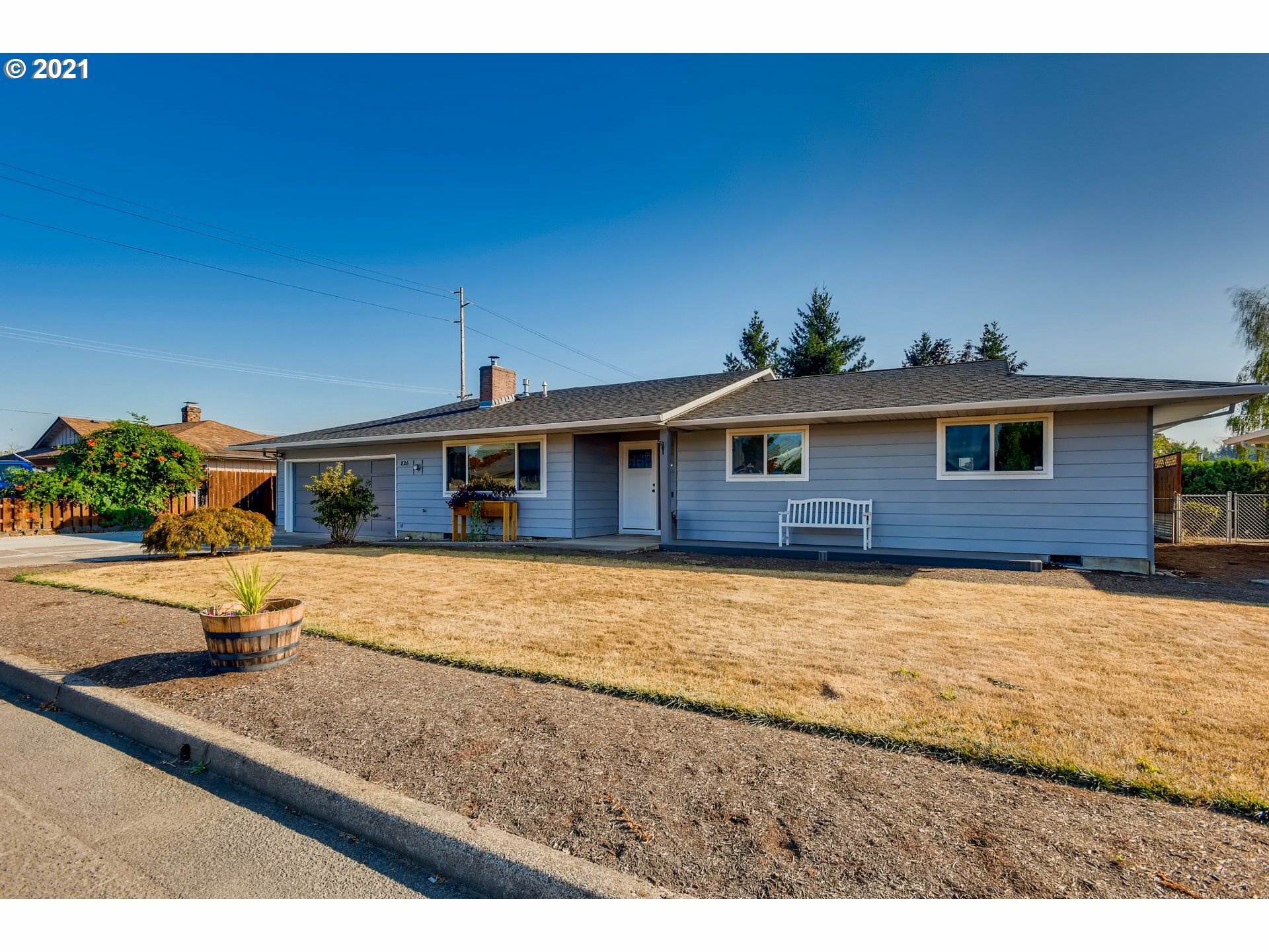 Property Photo: 826 E 7th St OR 97038