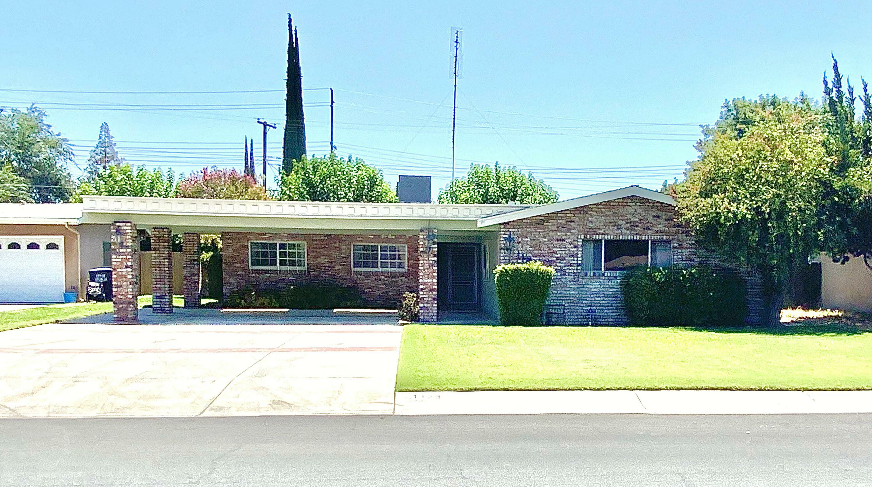 Property Photo:  1129 W Vassar Avenue  CA 93277 