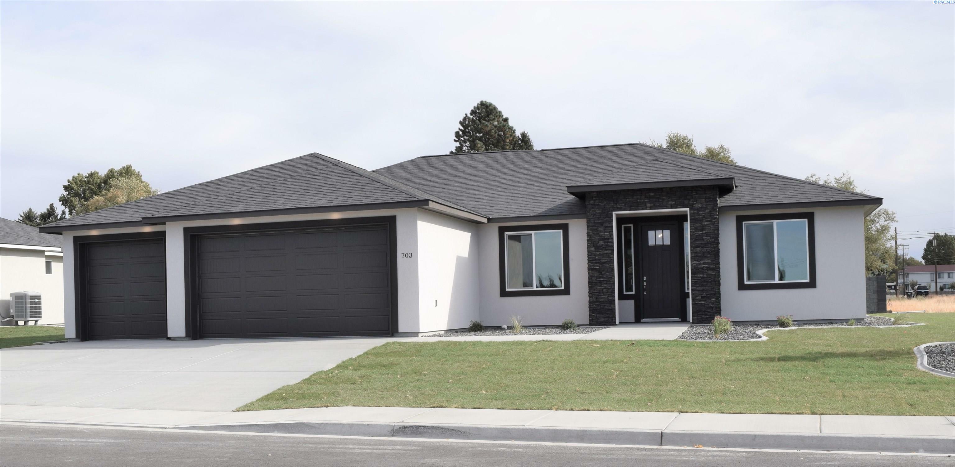 Property Photo:  703 Rd 57 Ct  WA 99301 