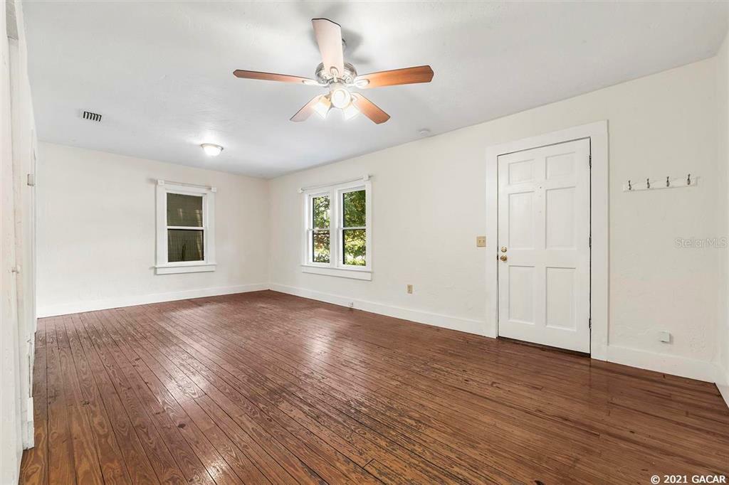 Property Photo:  713 NE 10th Avenue  FL 32601 