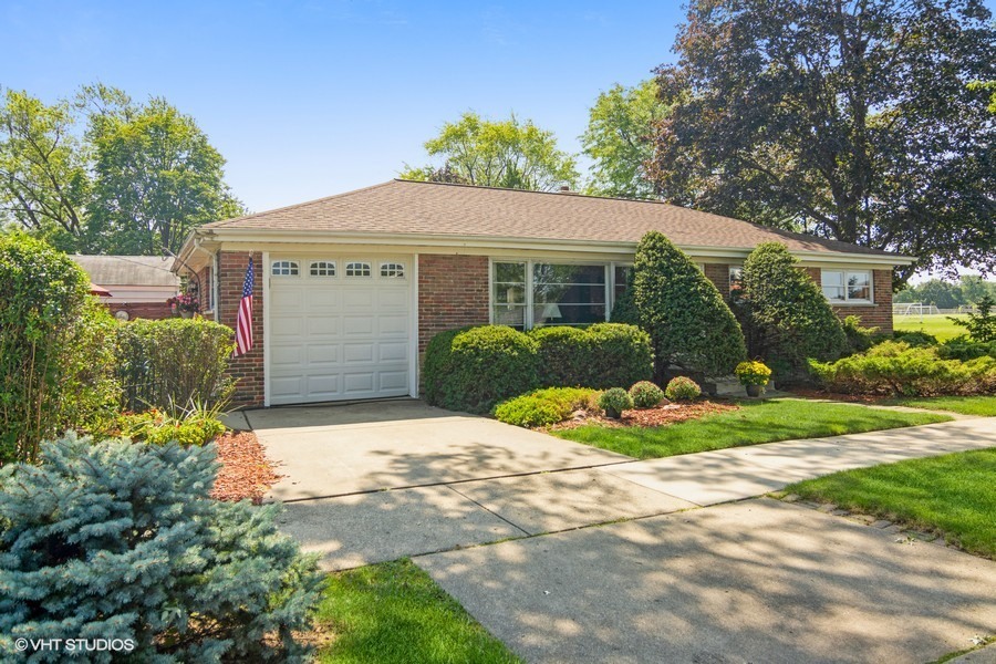 Property Photo: 521 N Forest Avenue IL 60056