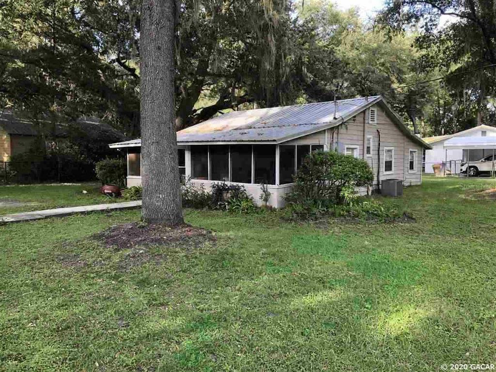 Property Photo:  305 SE 21st Street  FL 32641 