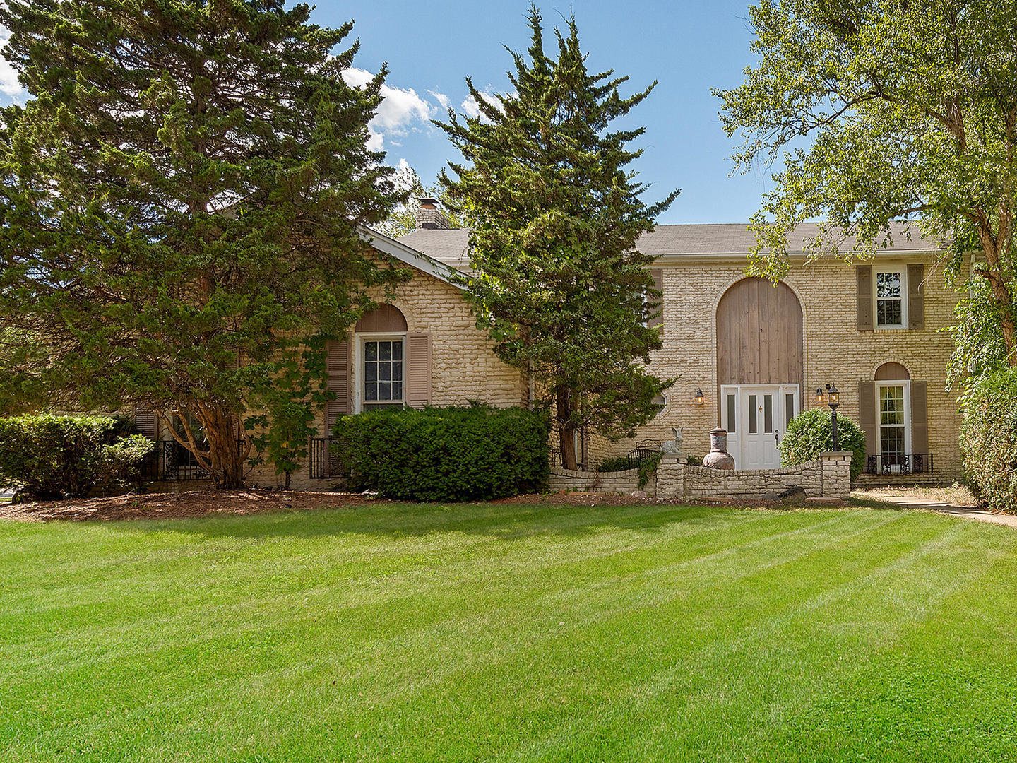 Property Photo: 3560 Saratoga Avenue IL 60515