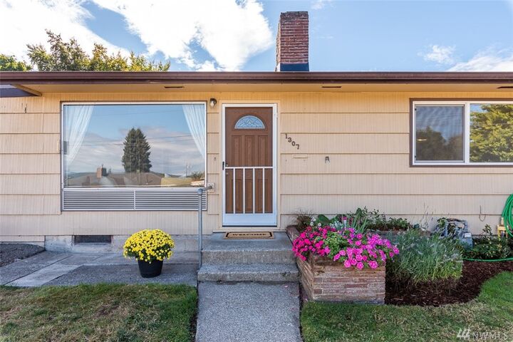 Property Photo:  1307 28th St  WA 98221 