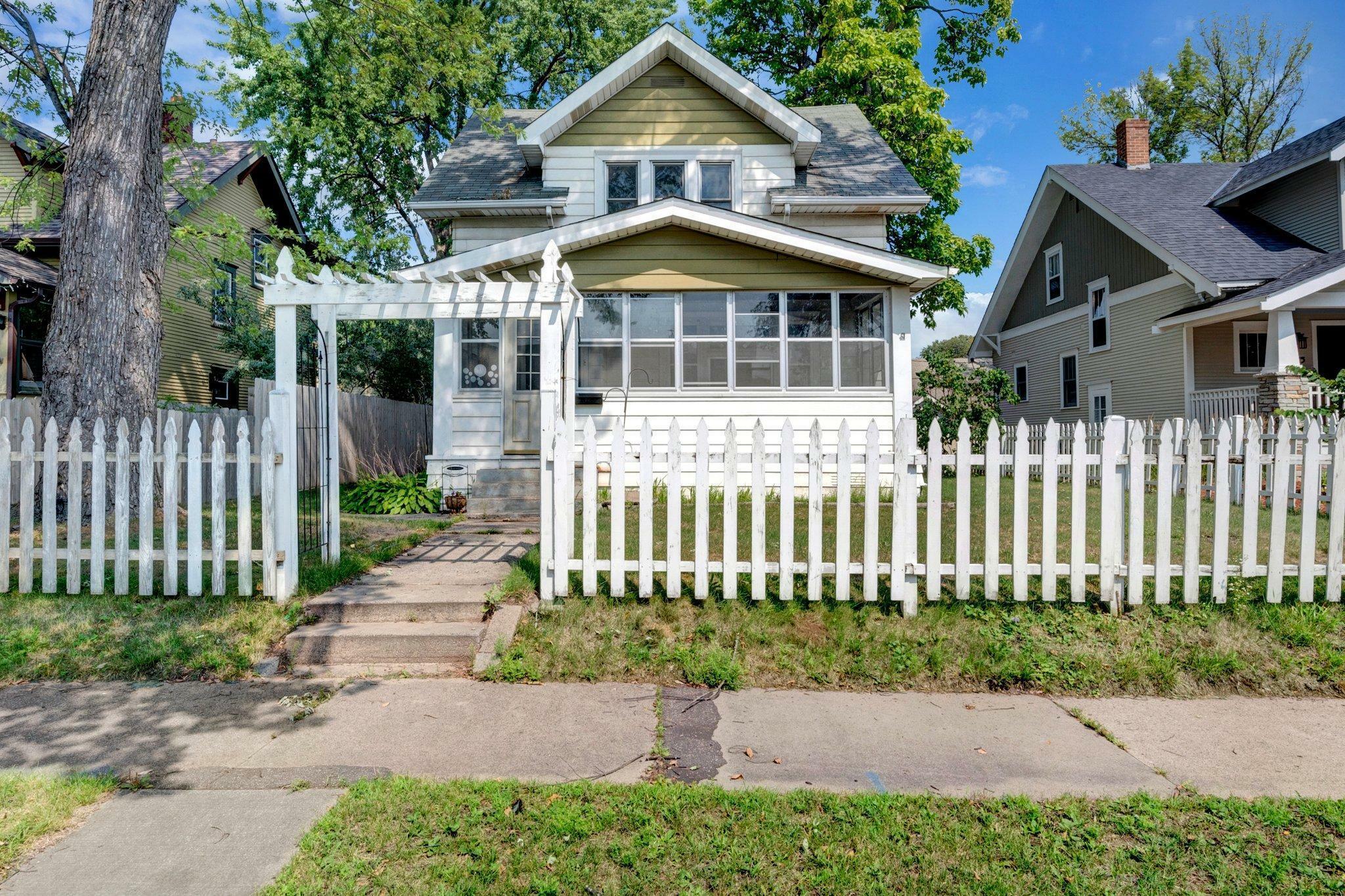 Property Photo:  869 Ivy Avenue E  MN 55106 