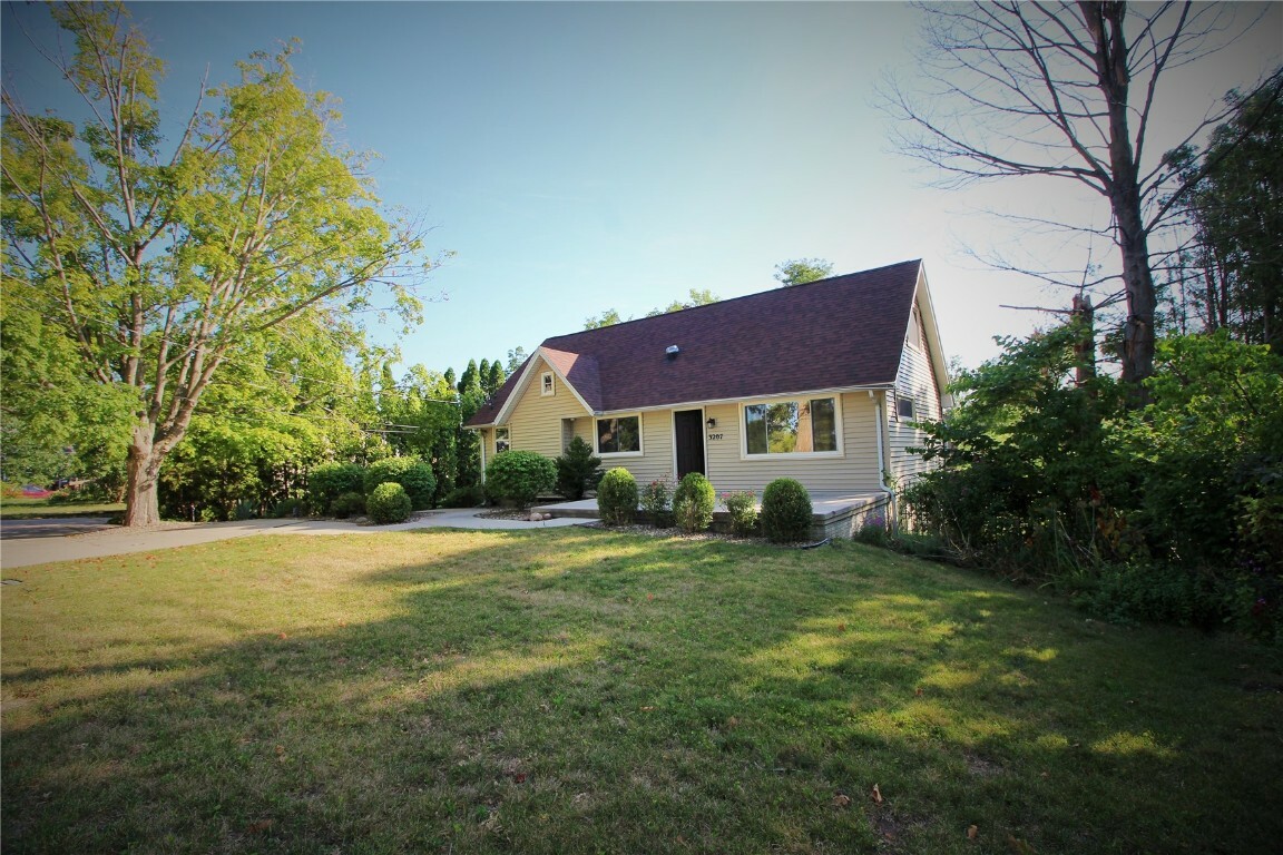 Property Photo:  3207 Circle Drive  IA 52402 