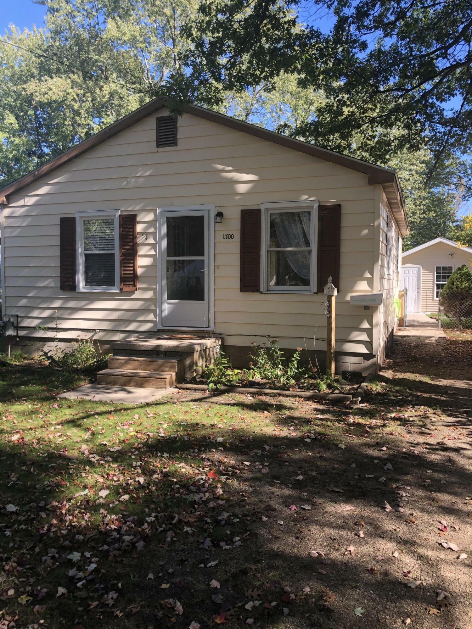 Property Photo:  1300 Oaklea Street  MI 49442 