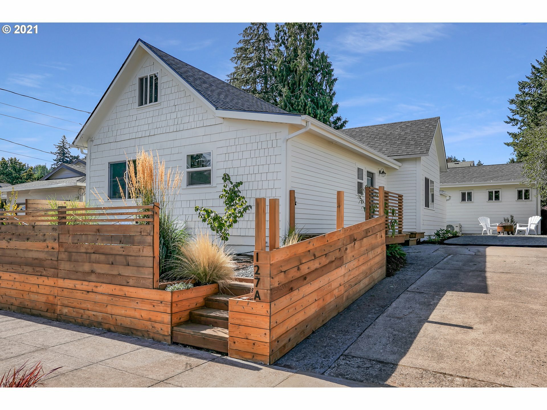 Property Photo:  127 SE 75th Ave  OR 97215 