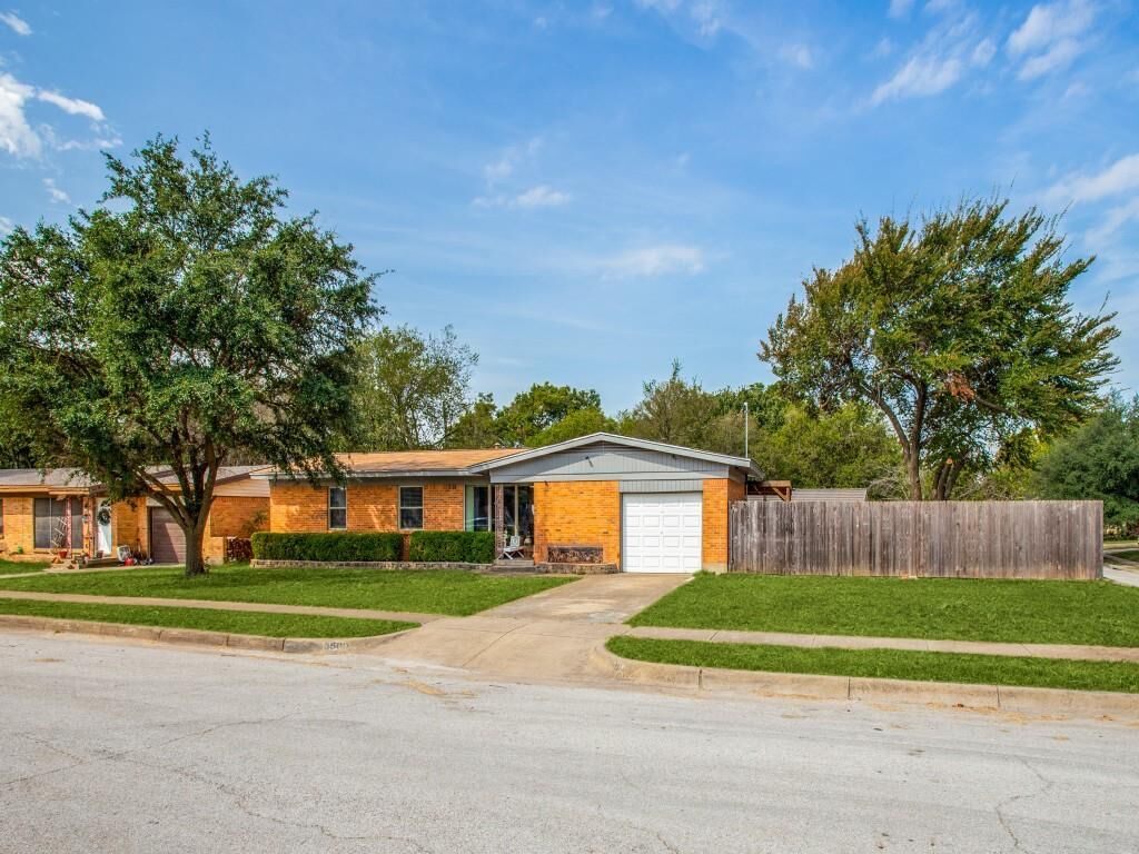 Property Photo: 3500 Fortner Way TX 76116