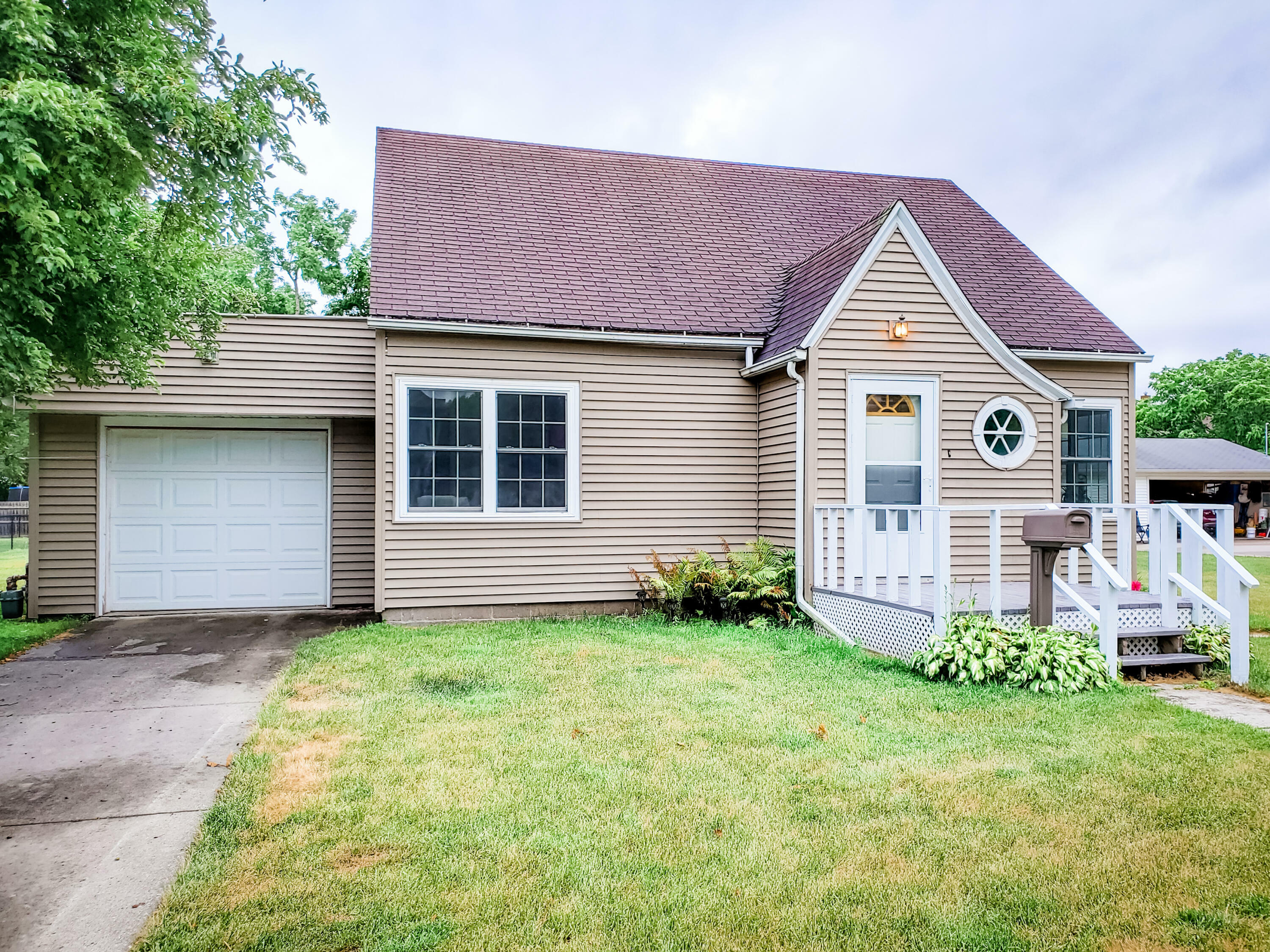 Property Photo:  818 Pennsylvania Avenue  IA 50248 