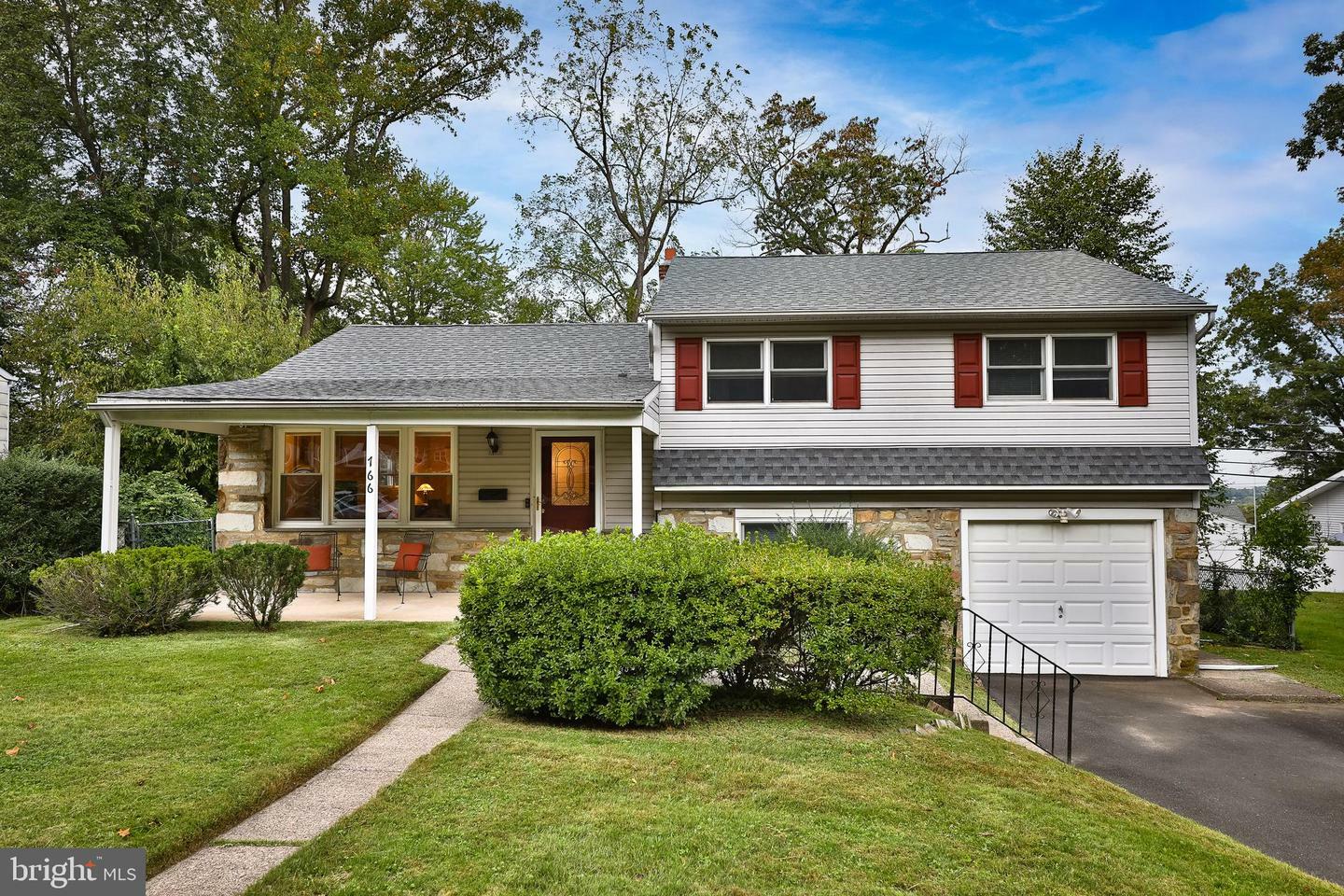 Property Photo:  766 Roslyn Avenue  PA 19038 