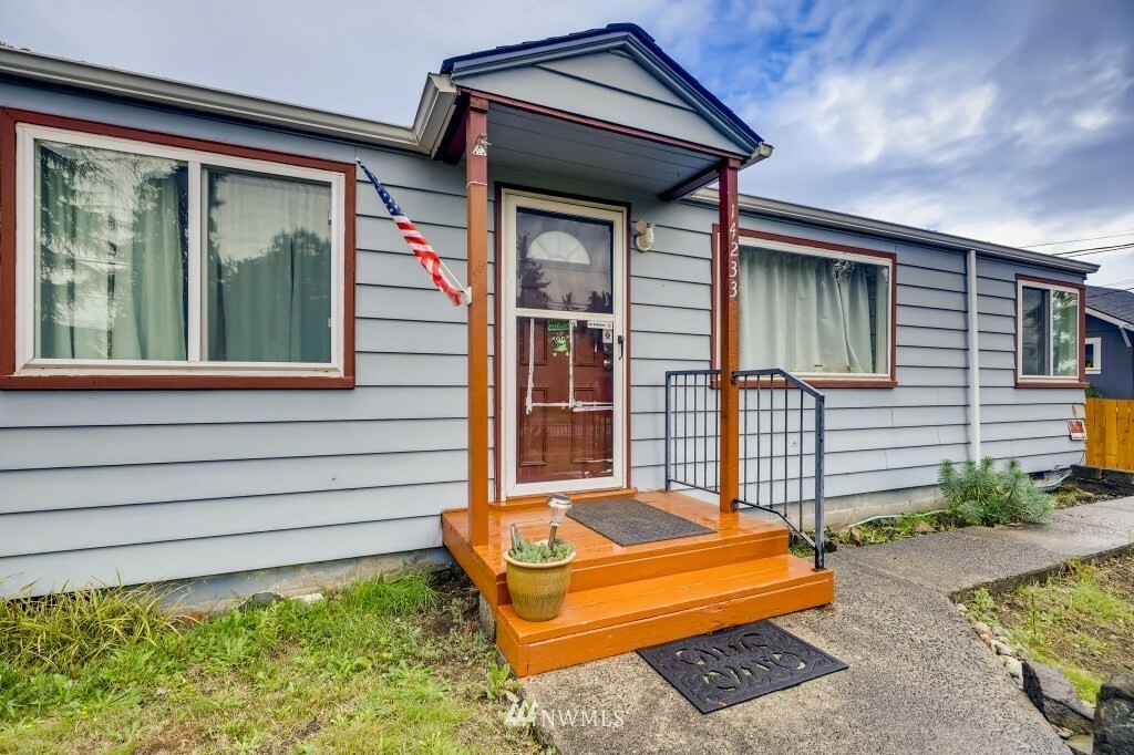 Property Photo:  14233 8th Avenue S  WA 98168 