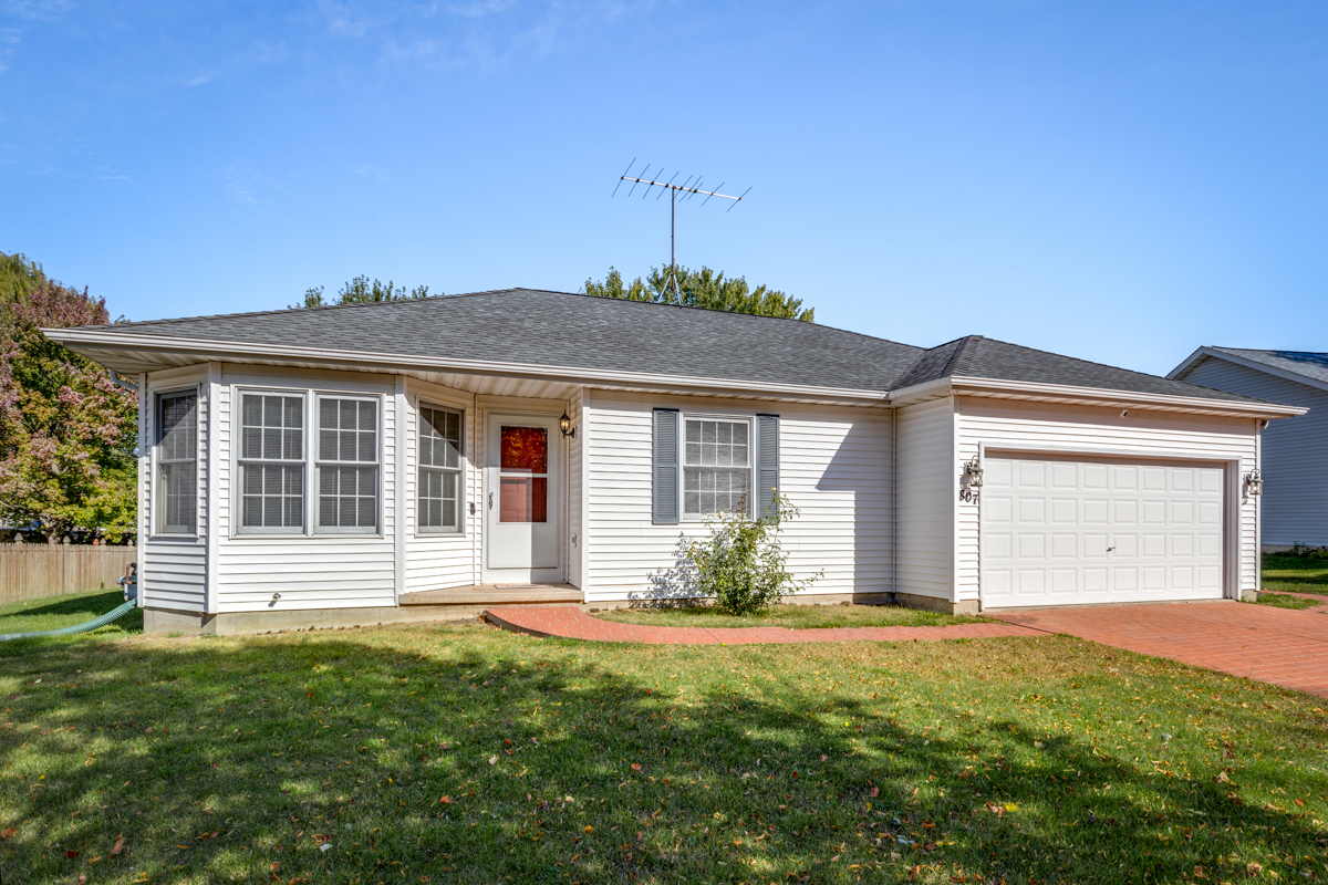Property Photo: 807 Aspen Way IL 60135