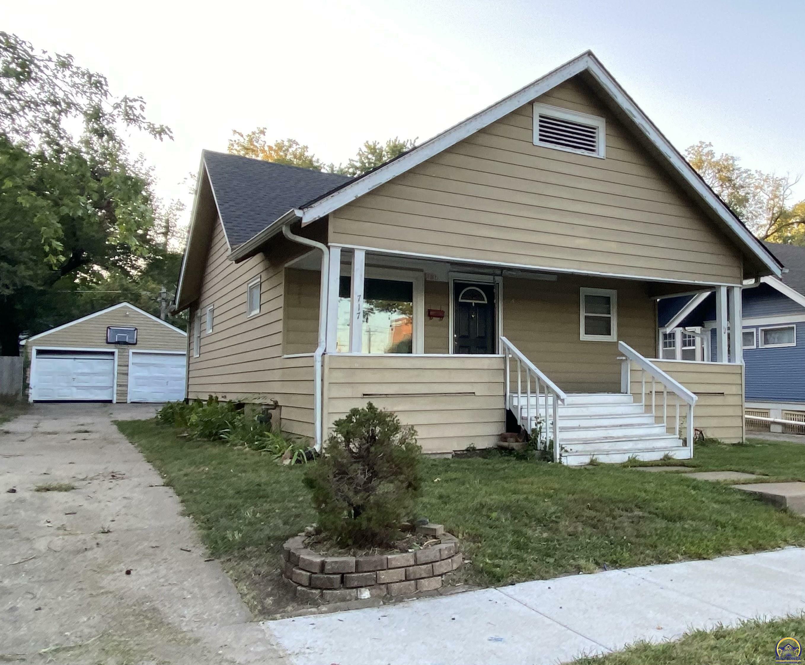 Property Photo:  717 SW College Ave  KS 66606 