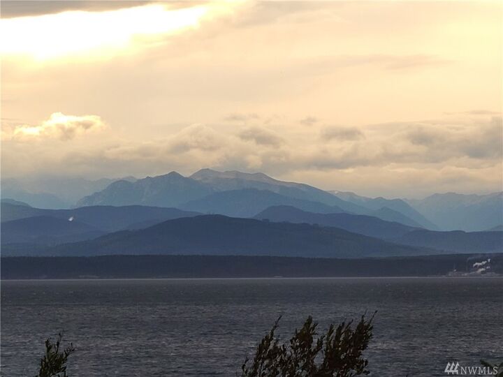 Property Photo:  1314 Farragut Dr  WA 98239 