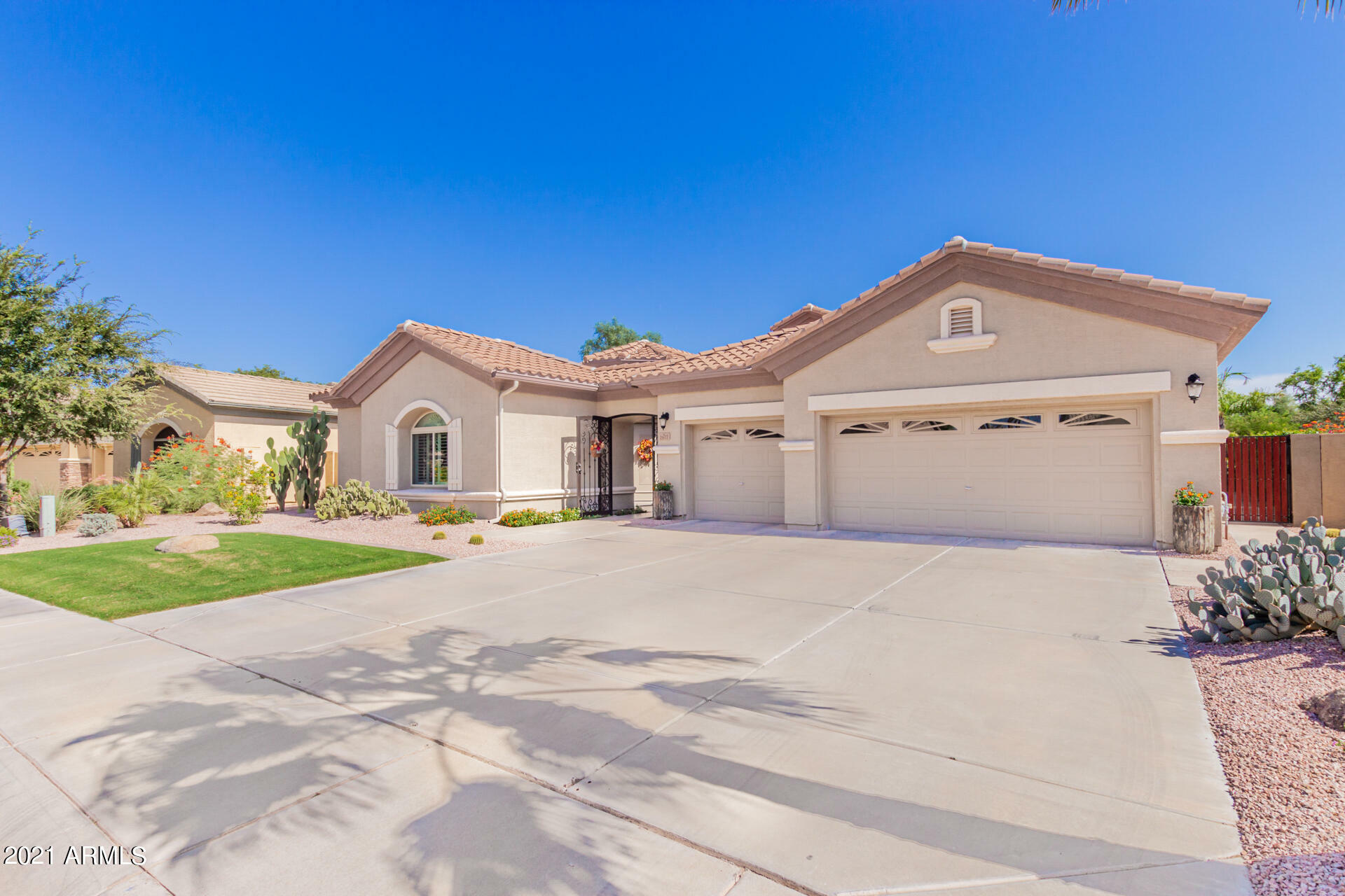 Property Photo: 2677 E Westchester Drive AZ 85249