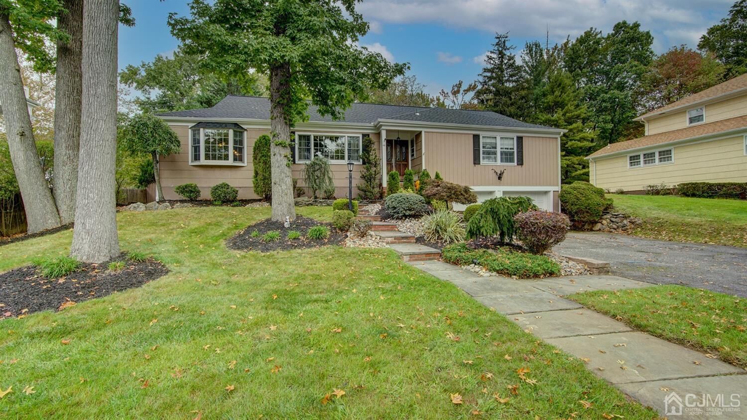 Property Photo:  48 Stirling Court  NJ 08840 