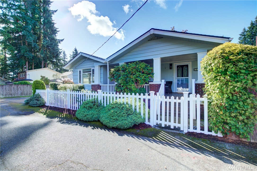 Property Photo:  723 N 190th St  WA 98133 