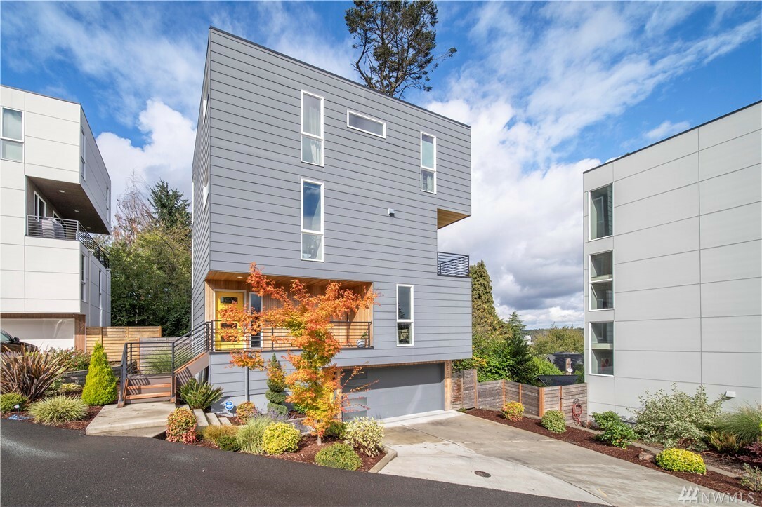 Property Photo: 2032 S 104th Lane WA 98168