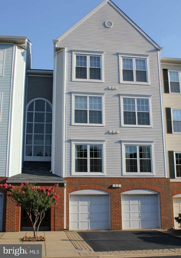 Property Photo: 279 S Pickett Street 201 VA 22304