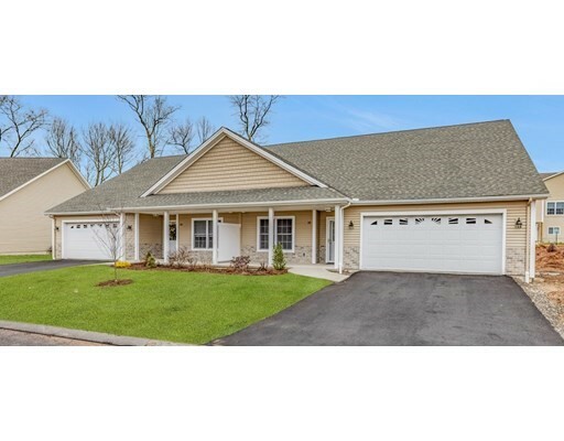 Property Photo: 39 Lodge Ln 39 MA 01095