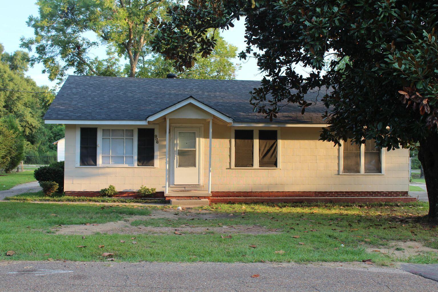 Property Photo: 906 W 5th St. MS 39401