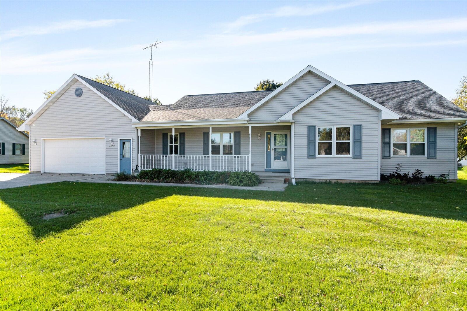 Property Photo: 309 Oak Dr WI 54974