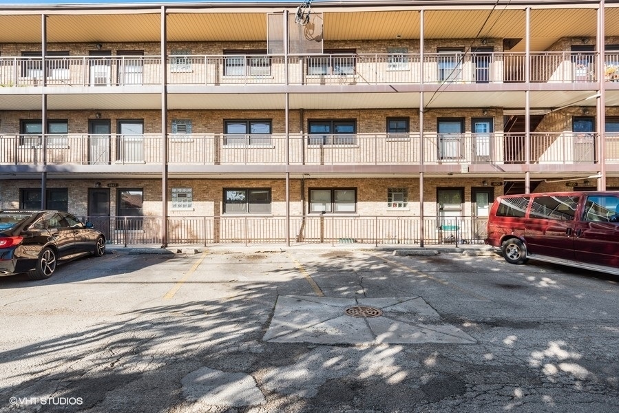 Property Photo: 4847 N Harlem Avenue 1 IL 60656