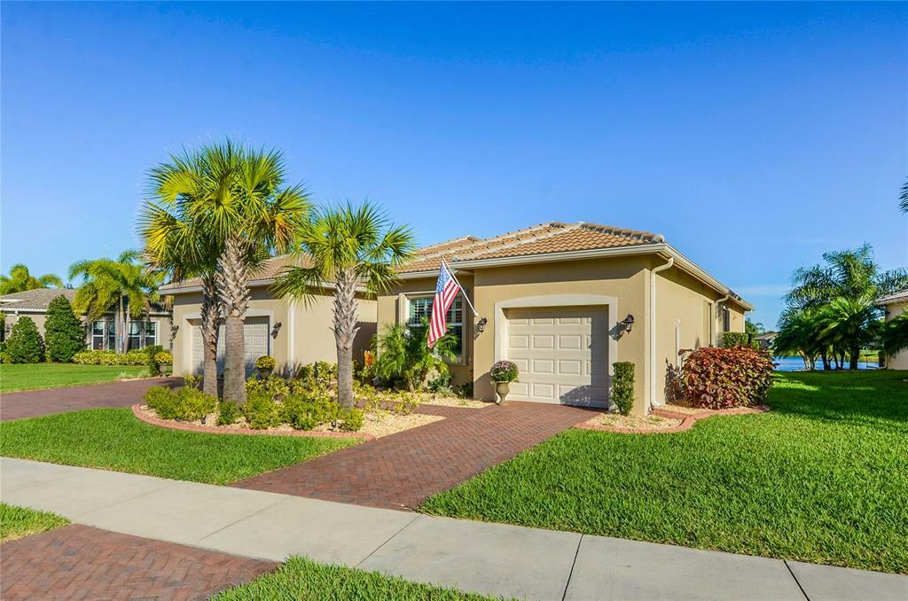 Property Photo:  5003 Stone Harbor Circle  FL 33598 