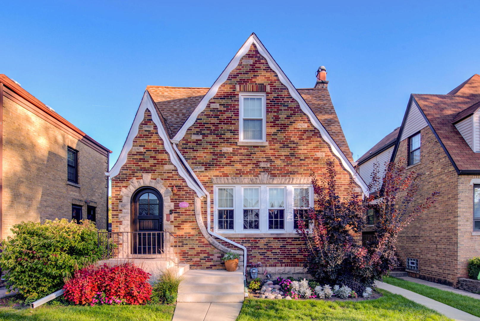 Property Photo: 7320 W Greenleaf Avenue IL 60631